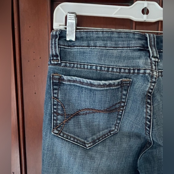 Refuge Classic Medium Wash Cropped, Distressed Denim Jeans Juniors Size 9 - Picture 3 of 15